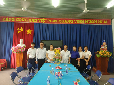 Đại diện Lãnh đạo Đảng Uỷ - HĐND- UBMTTQVN - Phòng Văn hoá - Xã hội Xã Dầu Tiếng đến thăm và chúc Tết tập thể cán bộ, giáo viên, công nhân viên nhà trường.