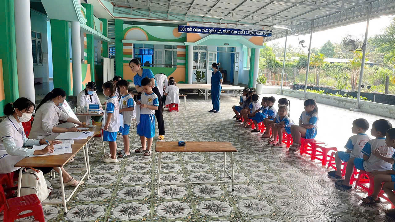KHÁM SỨC KHỎE CHUYÊN KHOA CHO TRẺ TẠI TRƯỜNG MẦM NON ĐỊNH AN Ngày 19/12/2025, Trường Mầm non Định An đã phối hợp với Trung tâm Y tế khu vực Dầu Tiếng tổ chức khám sức khỏe chuyên khoa định kỳ cho trẻ tại trường.
